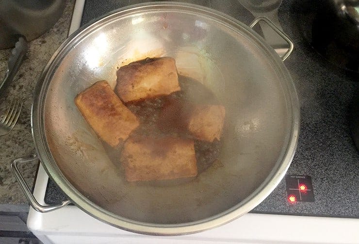 Tofu frying with the sauce