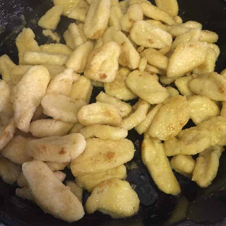 Frying the knöpfle dumplings in butter.