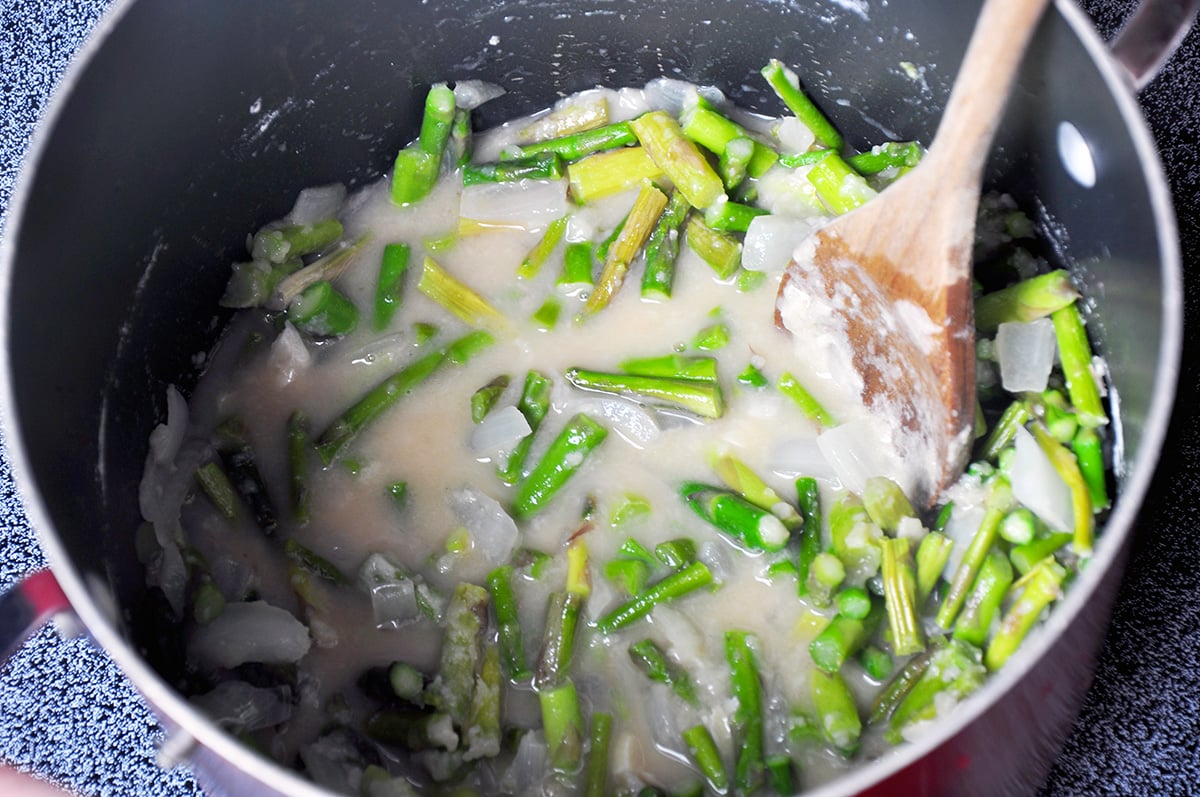 Asparagus in a pot with a flour roux.